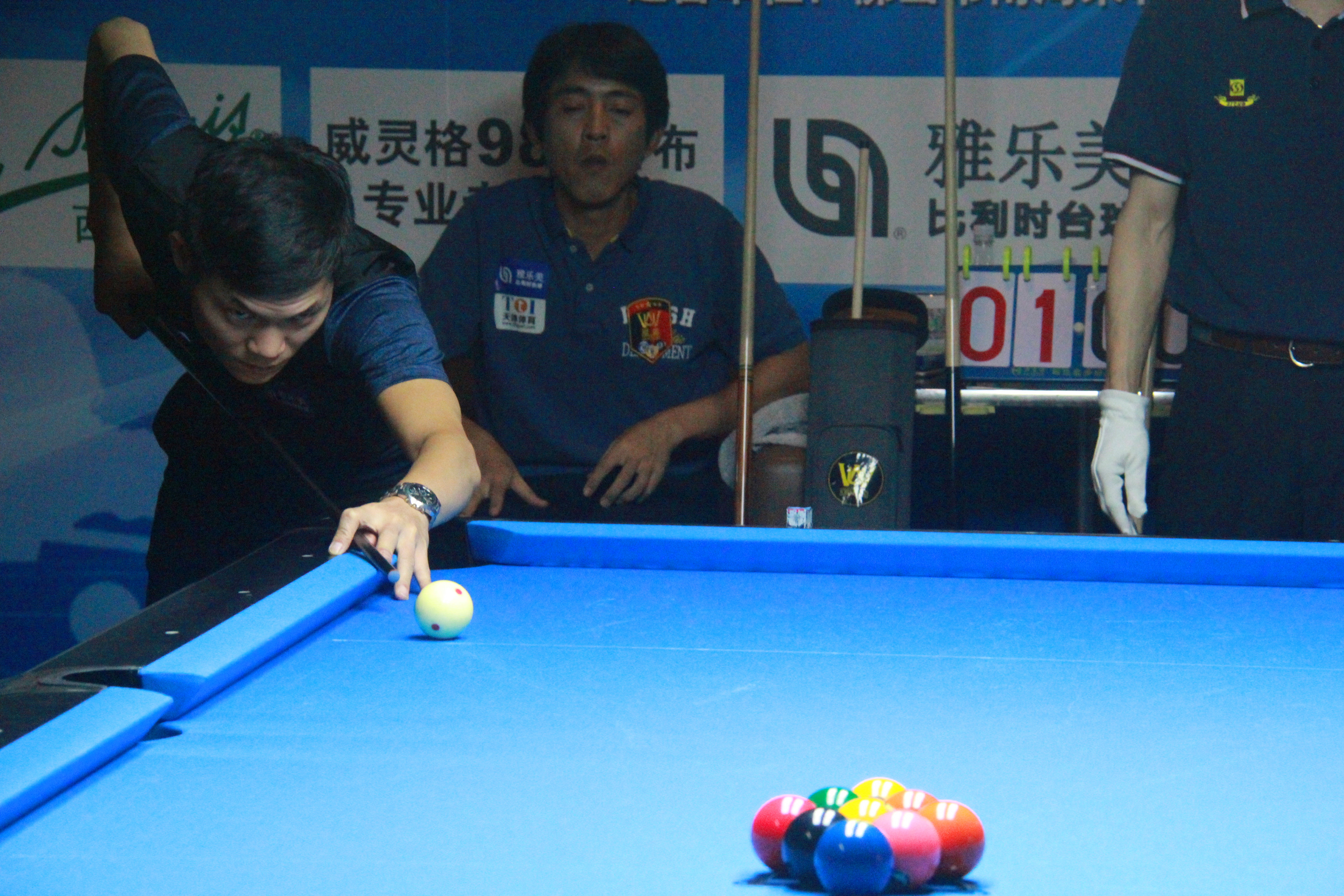 育代表团在 育代表团在